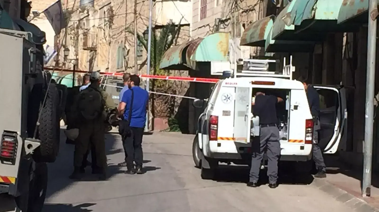תיעוד לאחר ניסיון פיגוע הדקירה ליד בית הדסה בחברון 17 באוקטובר 2015 תיעוד לאחר ניסיון פיגוע הדקירה ליד בית הדסה בחברון 17 באוקטובר 2015