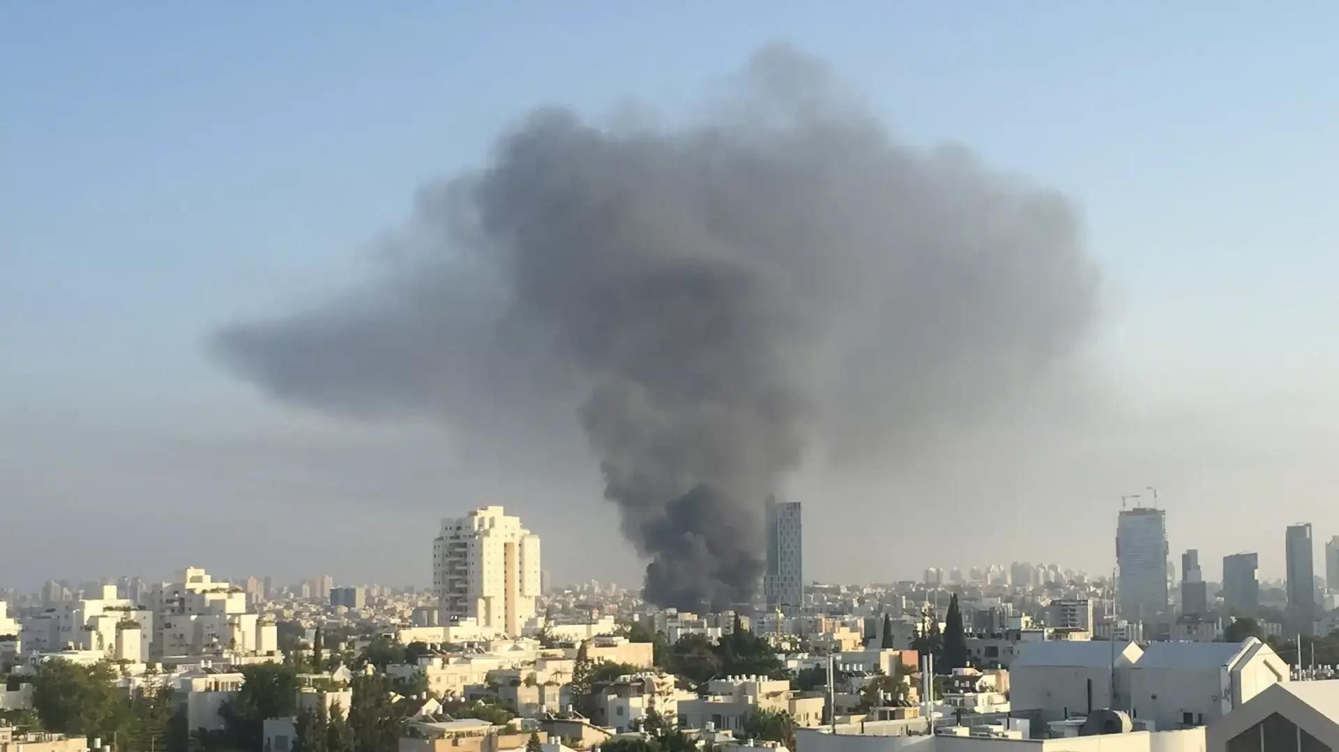 שריפה משתוללת במסוף האוטובוסים של דן בבני ברק, אוקטובר 2015 שריפה משתוללת במסוף האוטובוסים של דן בבני ברק, אוקטובר 2015