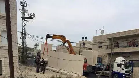 קירות בטון הוצבו ברחובות שכונת ארמון הנציב, ירושלים, 18 באוקטובר 2015 קירות בטון הוצבו ברחובות שכונת ארמון הנציב, ירושלים, 18 באוקטובר 2015