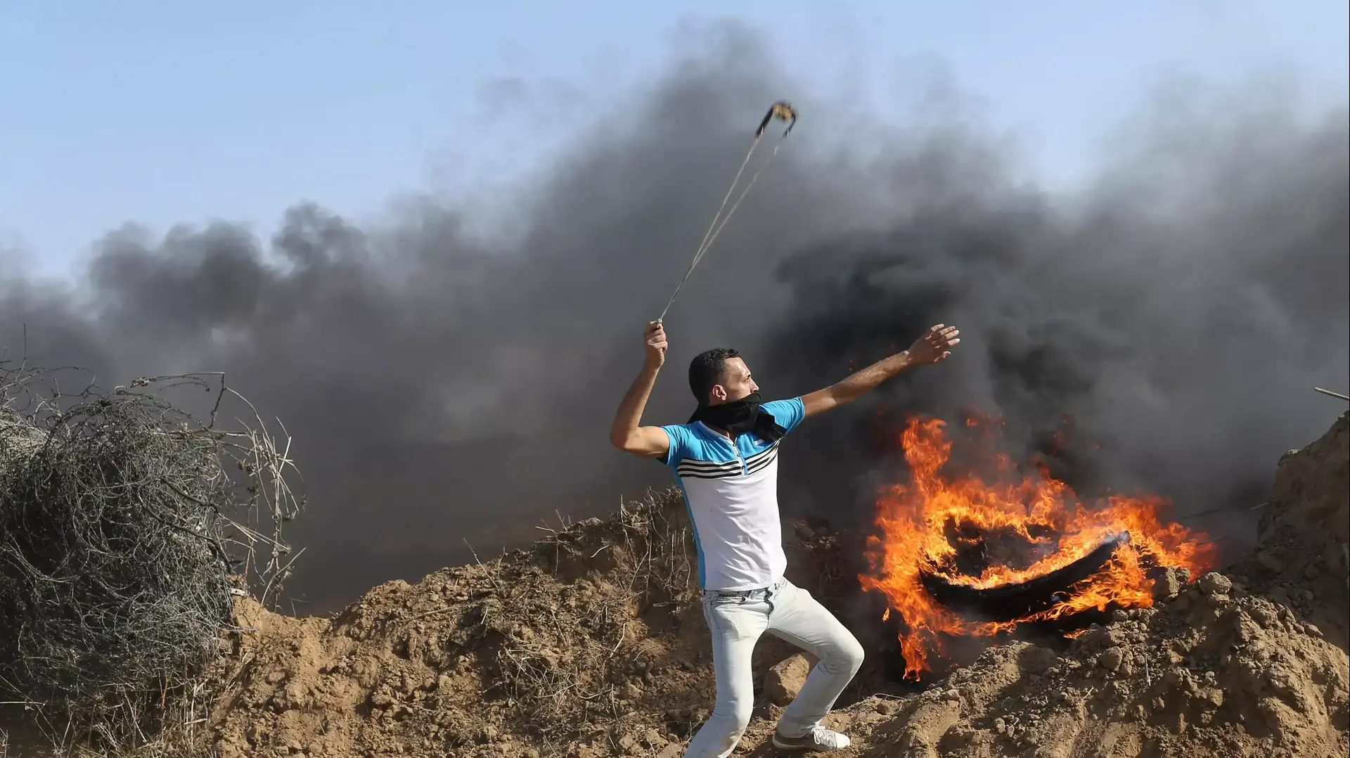 פלסטינים מתפרעים סמוך לגדר המערכת, רצועת עזה, 18 באוקטובר 2015 פלסטינים מתפרעים סמוך לגדר המערכת, רצועת עזה, 18 באוקטובר 2015