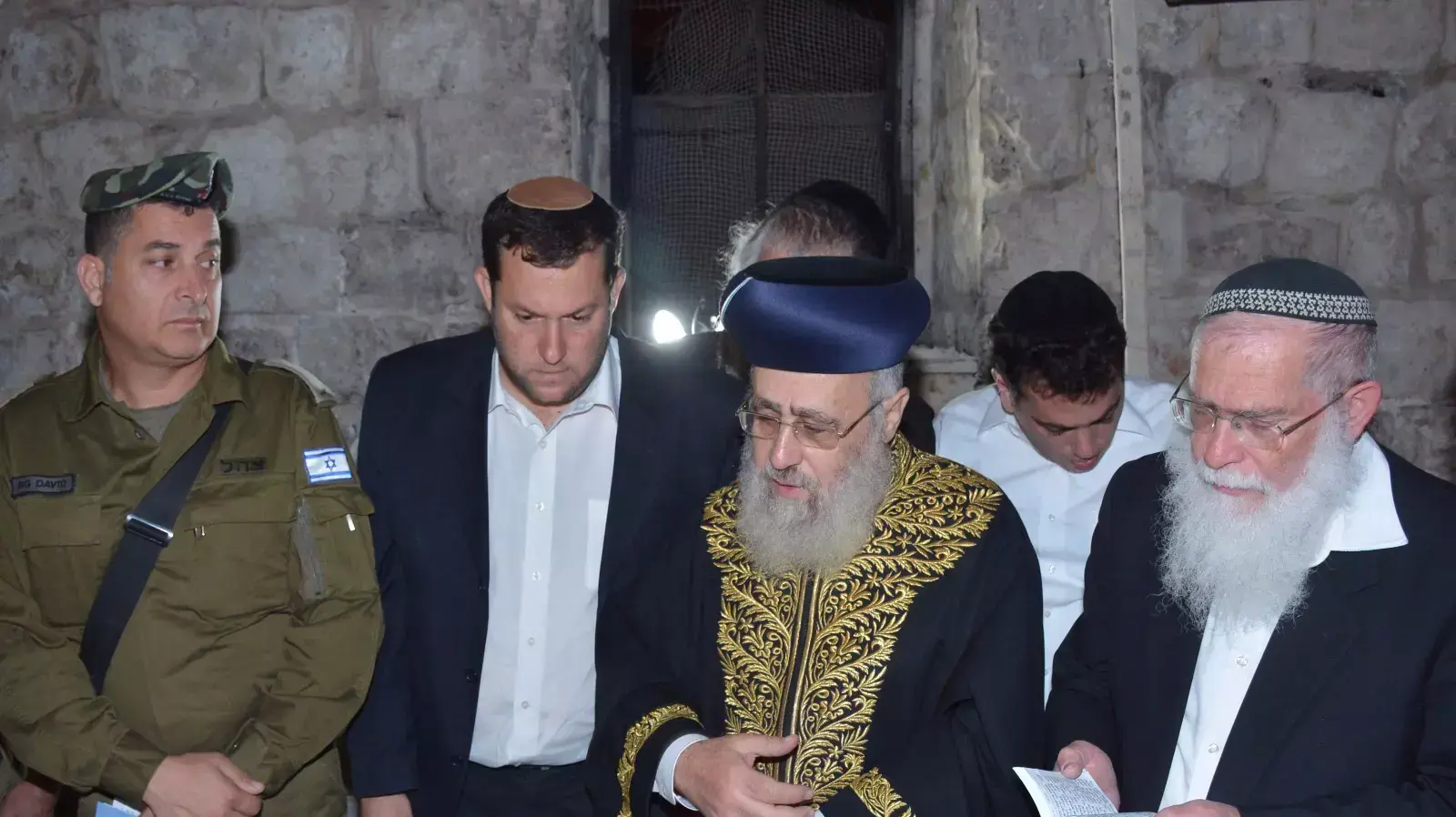 הרב יצחק יוסף, יוסי דגן, אליקים לבנון, תא"ל דוד מנחם, אל"מ שי קלפר בביקור בקבר יוסף אחרי השריפה, אוקטובר 2015 הרב יצחק יוסף, יוסי דגן, אליקים לבנון, תא"ל דוד מנחם, אל"מ שי קלפר בביקור בקבר יוסף אחרי השריפה, אוקטובר 2015