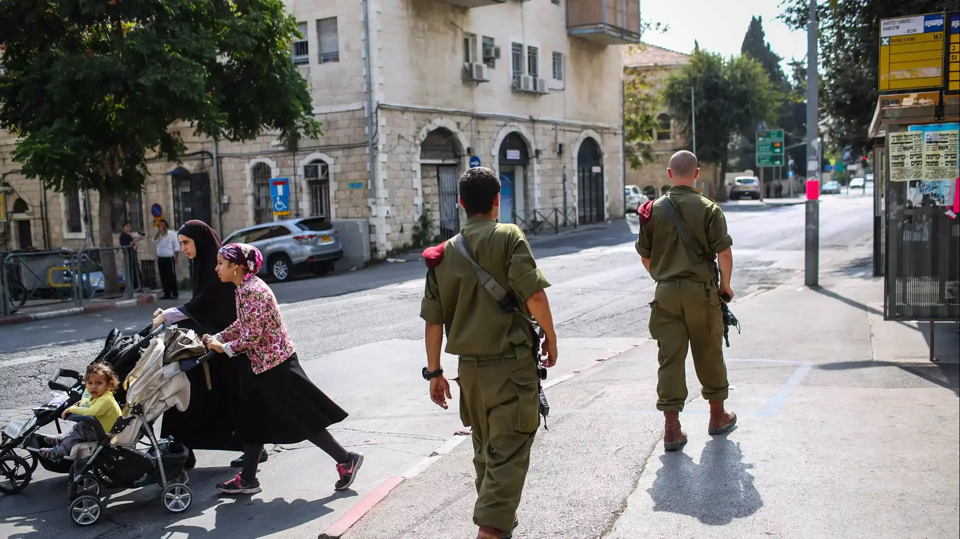 לוחמי יחידת עוקץ מאבטחים קווי אוטובוס בירושלים, 19 באוקטובר 2015