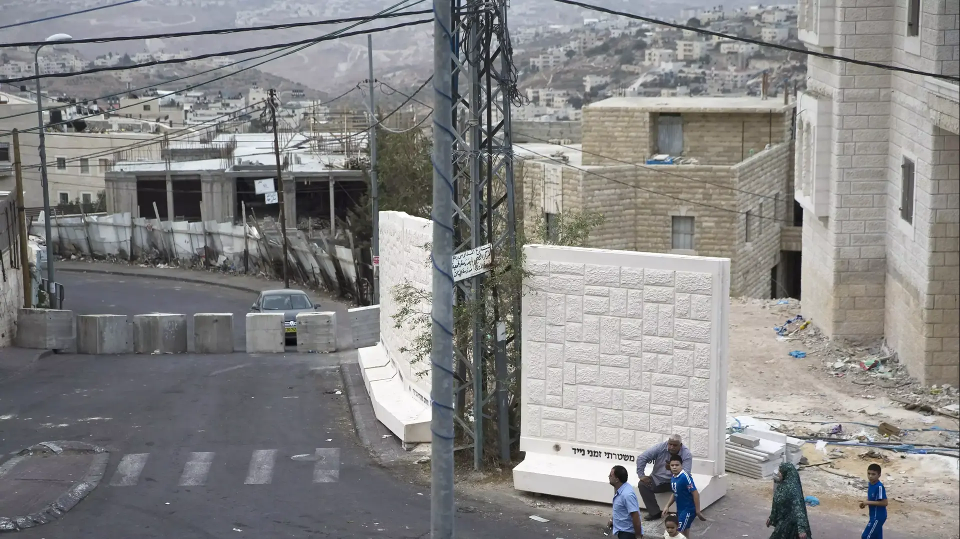 בטונדות כניסה לשכונת ג'בל מוכבר, ירושלים, 19 באוקטובר 2015 בטונדות כניסה לשכונת ג'בל מוכבר, ירושלים, 19 באוקטובר 2015
