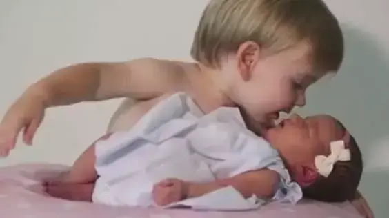 6 אחים פוגשים לראשונה את אחותם התינוקת