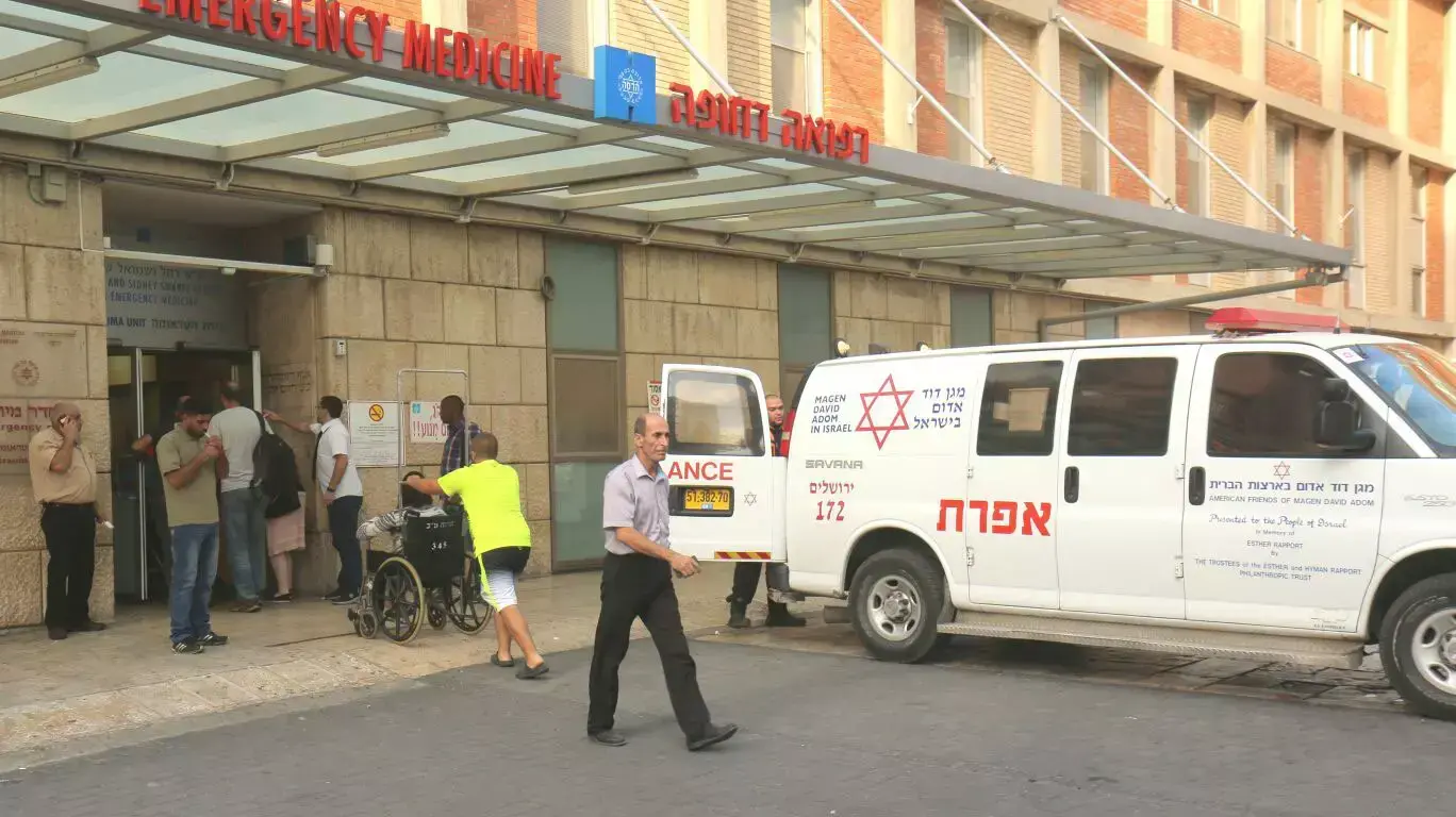 פצועים מפיגוע הדריסה בגוש עציון מגיעים לבית החולים הדסה עין כרם 20 אוקטובר 2015 פצועים מפיגוע הדריסה בגוש עציון מגיעים לבית החולים הדסה עין כרם 20 אוקטובר 2015