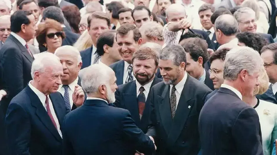 ביל קלינטון, המלך חוסיין, יצחק רבין ושמעון שבס בבית הלבן לפני חתימת הסכם השלום ביל קלינטון, המלך חוסיין, יצחק רבין ושמעון שבס בבית הלבן לפני חתימת הסכם השלום