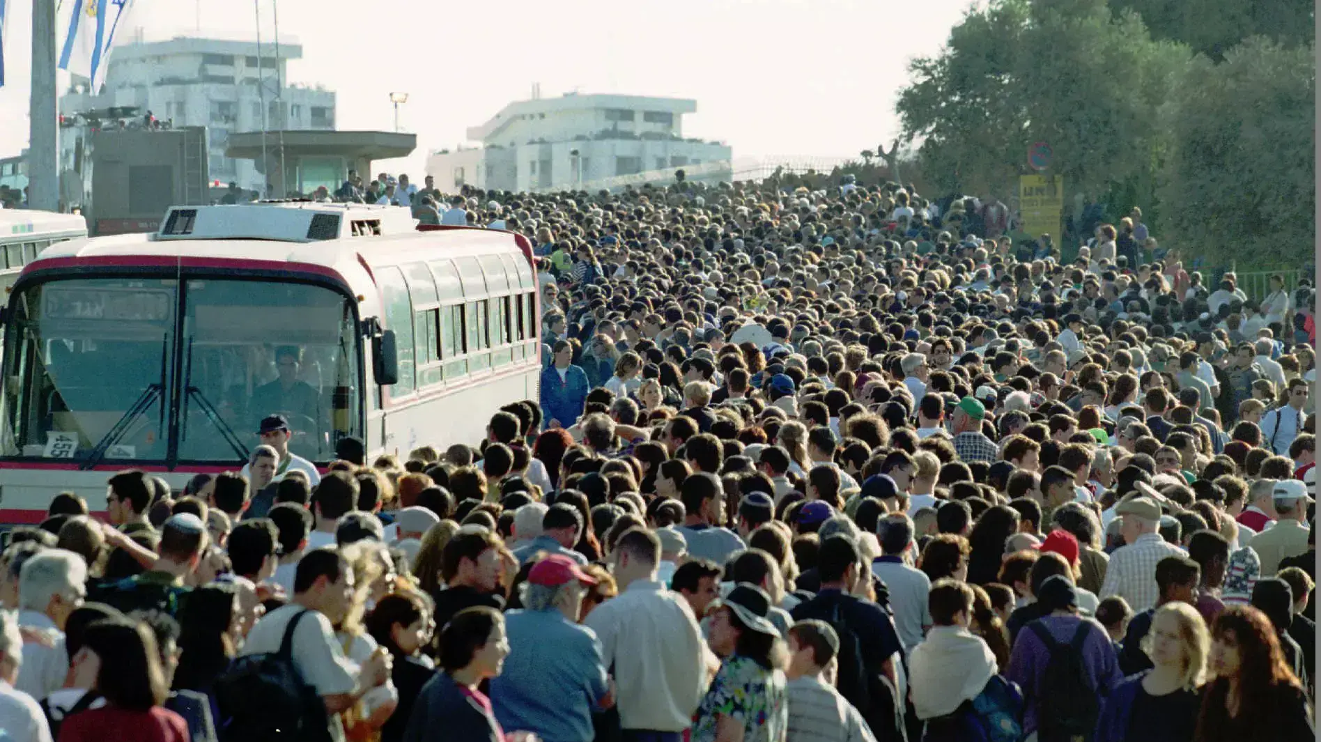 המונים בדרך להלוויה של יצחק רבין, נובמבר 1995 המונים בדרך להלוויה של יצחק רבין, נובמבר 1995