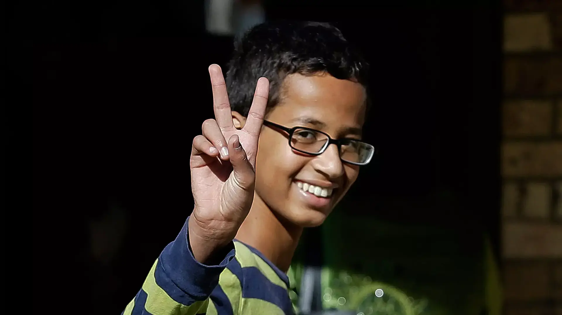 הנער המוסלמי האמריקני אחמד מוחמד, שנעצר כי מורתו חשבה ששעון שבנה בביתו היה פצצה, ספטמבר 2015 הנער המוסלמי האמריקני אחמד מוחמד, שנעצר כי מורתו חשבה ששעון שבנה בביתו היה פצצה, ספטמבר 2015