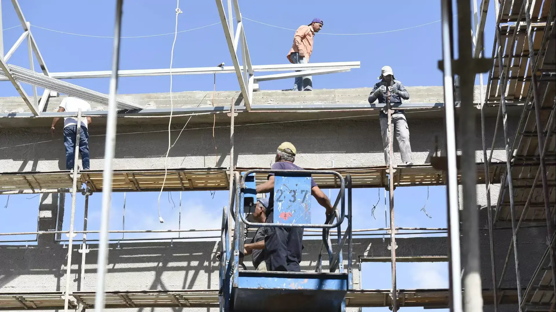 פועלים עובדים סמוך לבית ספר נווה עוז ראשון לציון , אוקטובר 2015 פועלים עובדים סמוך לבית ספר נווה עוז ראשון לציון , אוקטובר 2015