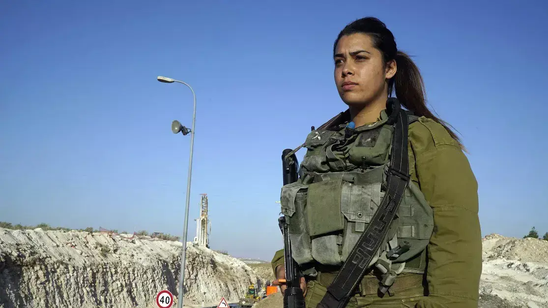 רב"ט ליחי מלכה, לוחמת גדוד קדם של הנפה הסדירה, שסיכלה את המחבל בפיגוע הדקירה בכיכר אדם. אוקטובר 2015 רב"ט ליחי מלכה, לוחמת גדוד קדם של הנפה הסדירה, שסיכלה את המחבל בפיגוע הדקירה בכיכר אדם. אוקטובר 2015