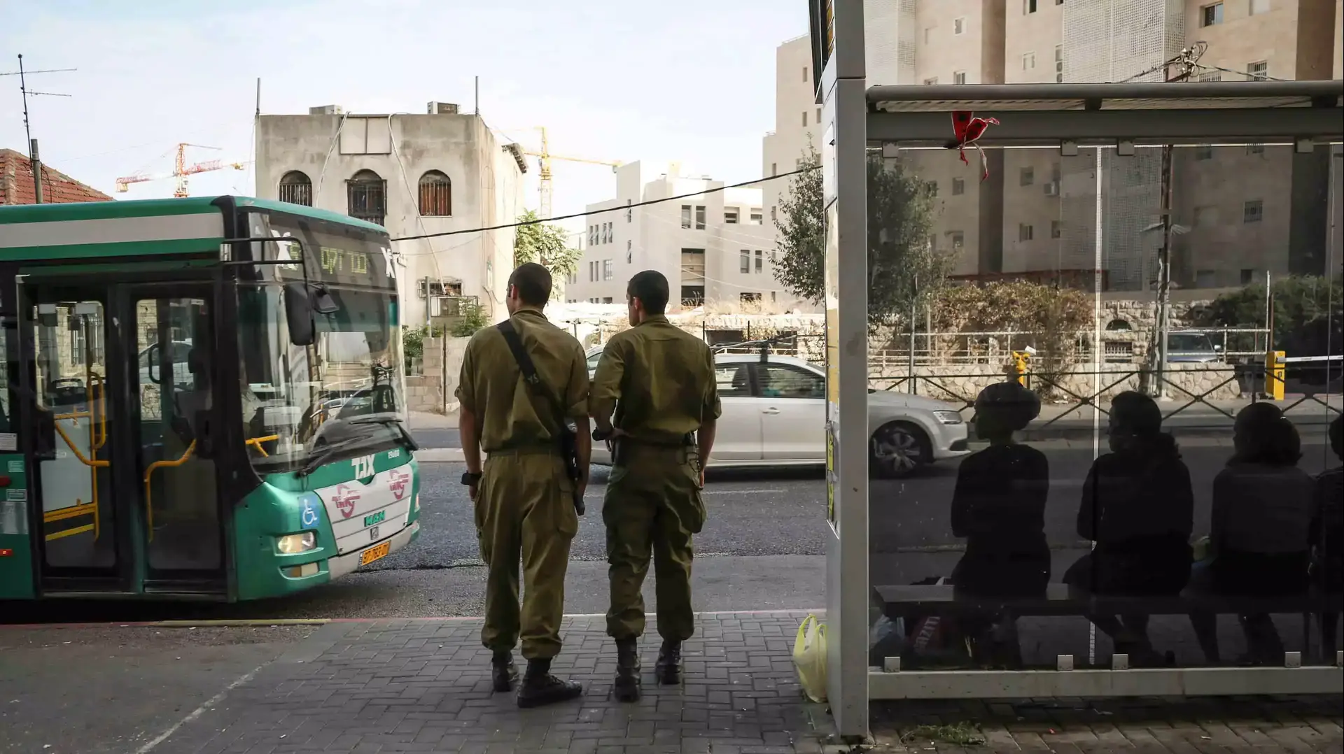 חיילים מיחידת יהלום מאבטחים בתחנות אוטובוס בירושלים. אוקטובר 2015