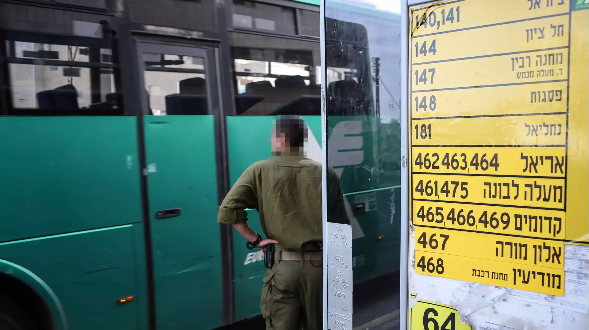 חיילים מיחידת יהלום מאבטחים בתחנות אוטובוס בירושלים. אוקטובר 2015 חיילים מיחידת יהלום מאבטחים בתחנות אוטובוס בירושלים. אוקטובר 2015