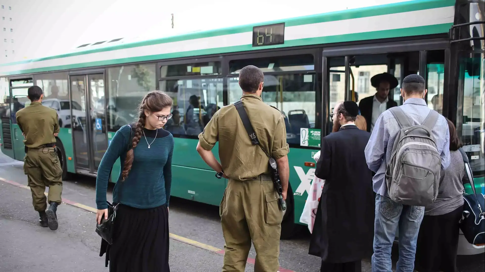 חיילים מיחידת יהלום מאבטחים בתחנות אוטובוס בירושלים. אוקטובר 2015 חיילים מיחידת יהלום מאבטחים בתחנות אוטובוס בירושלים. אוקטובר 2015