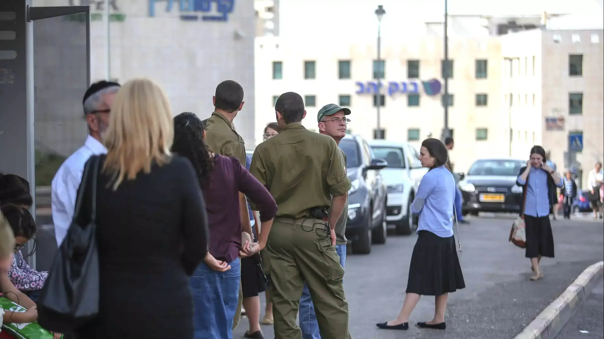 חיילים מיחידת יהלום מאבטחים בתחנות אוטובוס בירושלים. אוקטובר 2015 חיילים מיחידת יהלום מאבטחים בתחנות אוטובוס בירושלים. אוקטובר 2015