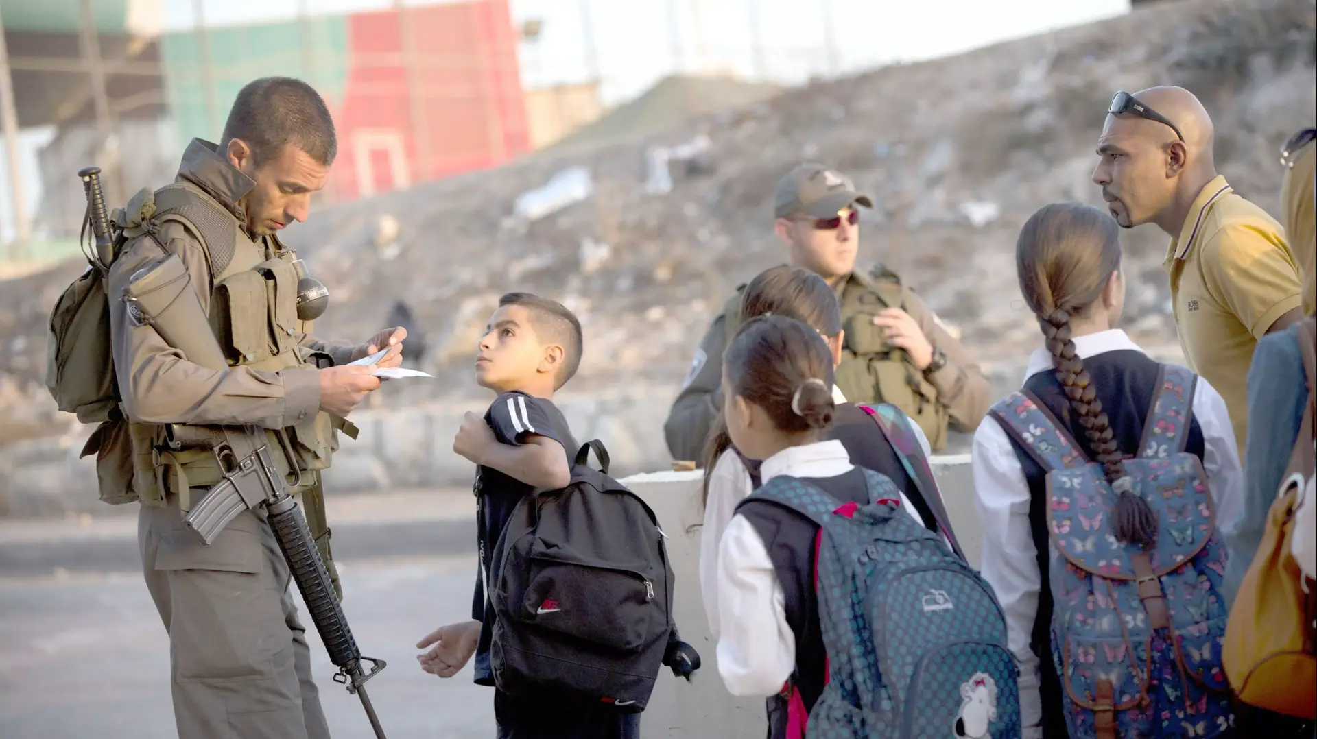 בידוק בטחוני במחסום בשכונת עיסאוויה. אוקטובר 2015 בידוק בטחוני במחסום בשכונת עיסאוויה. אוקטובר 2015