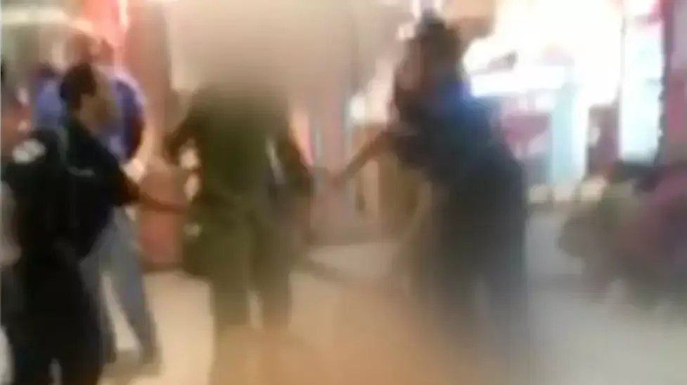אזרחים מכים ומקללים את האזרח האריתראי שזוהה בשוגג כמחבל לאחר שנורה