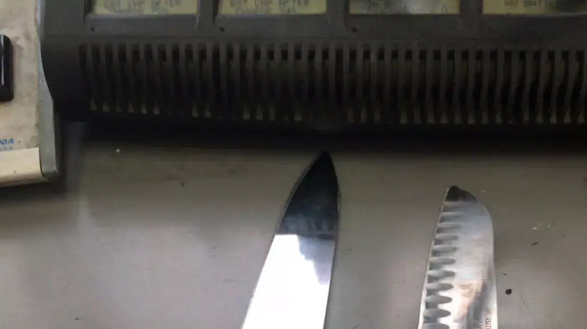 סכינים שנמצאו אצל חוליית תלמידי בית ספר שתכננה פיגוע בשער שכם 23 אוקטובר 2015
