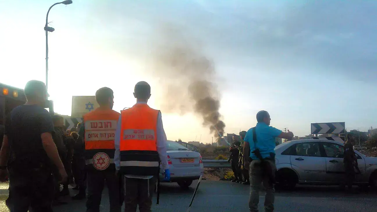 בת 4 נפצעה בינוני בהשלכת בקבוק תבערה על רכב משפחה ליד בית אל בת 4 נפצעה בינוני בהשלכת בקבוק תבערה על רכב משפחה ליד בית אל