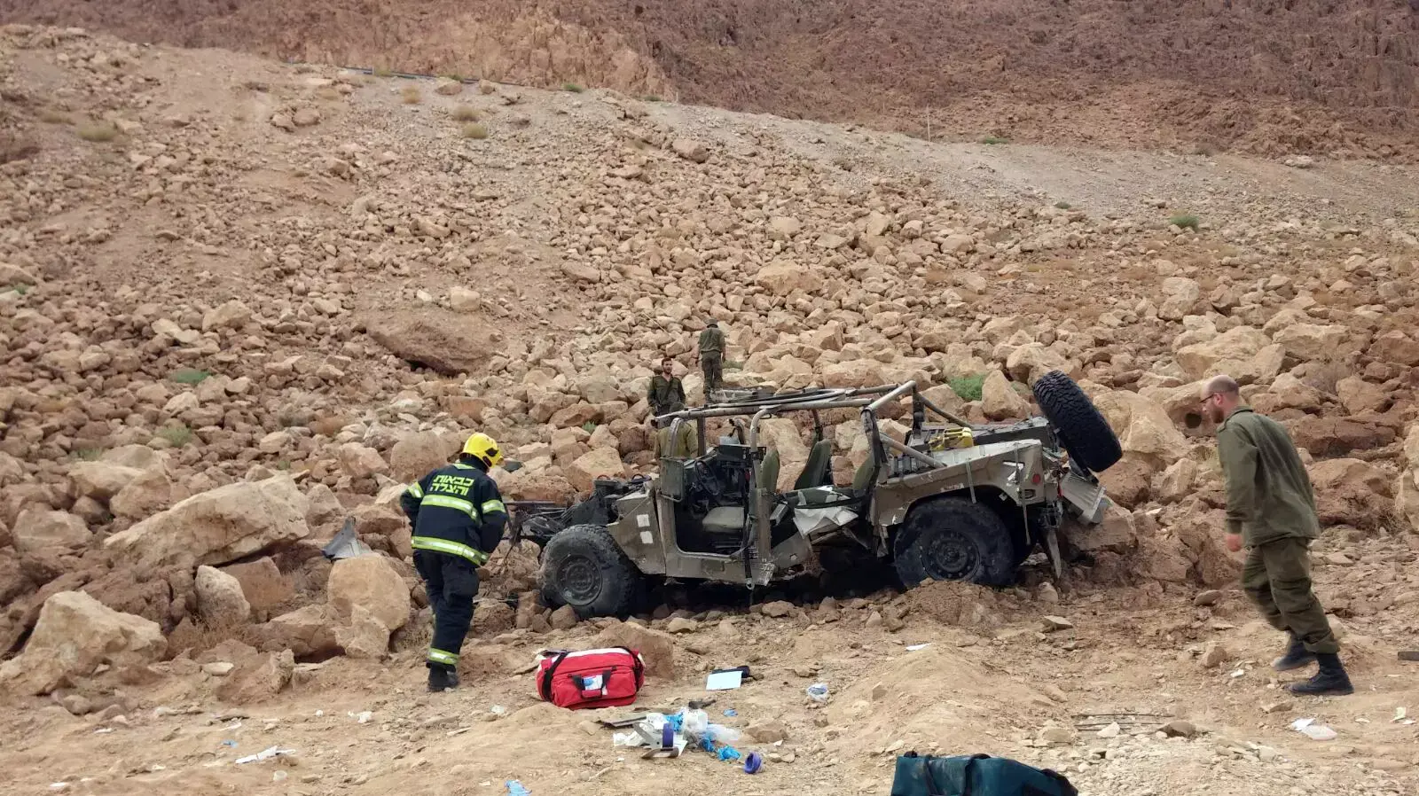 4 נפצעו בינוני וקשה בהתהפכות ג'יפ ליד מצוקי דרגות, 23 באוקטובר 2015 4 נפצעו בינוני וקשה בהתהפכות ג'יפ ליד מצוקי דרגות, 23 באוקטובר 2015