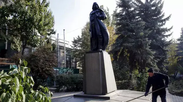 פסל של ולדימיר לנין באוקראינה שהוסב לדמותו של דארת ויידר, אוקטובר 2015 פסל של ולדימיר לנין באוקראינה שהוסב לדמותו של דארת ויידר, אוקטובר 2015