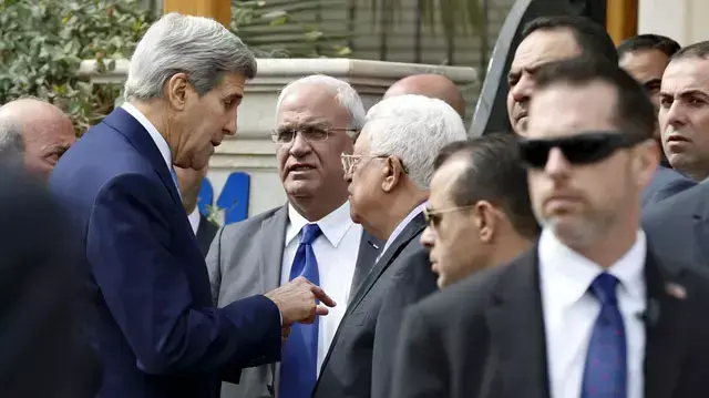 שר החוץ של ארצות הברית ג'ון קרי, יו"ר הרשות הפלסטינית אבו מאזן ובכיר הרשות סאיב עריקאת, אחרי פגישתם בירדן, אוקטובר 2015 שר החוץ של ארצות הברית ג'ון קרי, יו"ר הרשות הפלסטינית אבו מאזן ובכיר הרשות סאיב עריקאת, אחרי פגישתם בירדן, אוקטובר 2015