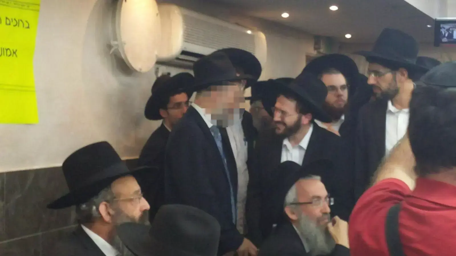 מסיבת פרידה חשאית לחרדי שתקף אישה בפרשת הפדופיליה בנחלאות בירושלים, 25 באוקטובר 2015 מסיבת פרידה חשאית לחרדי שתקף אישה בפרשת הפדופיליה בנחלאות בירושלים, 25 באוקטובר 2015