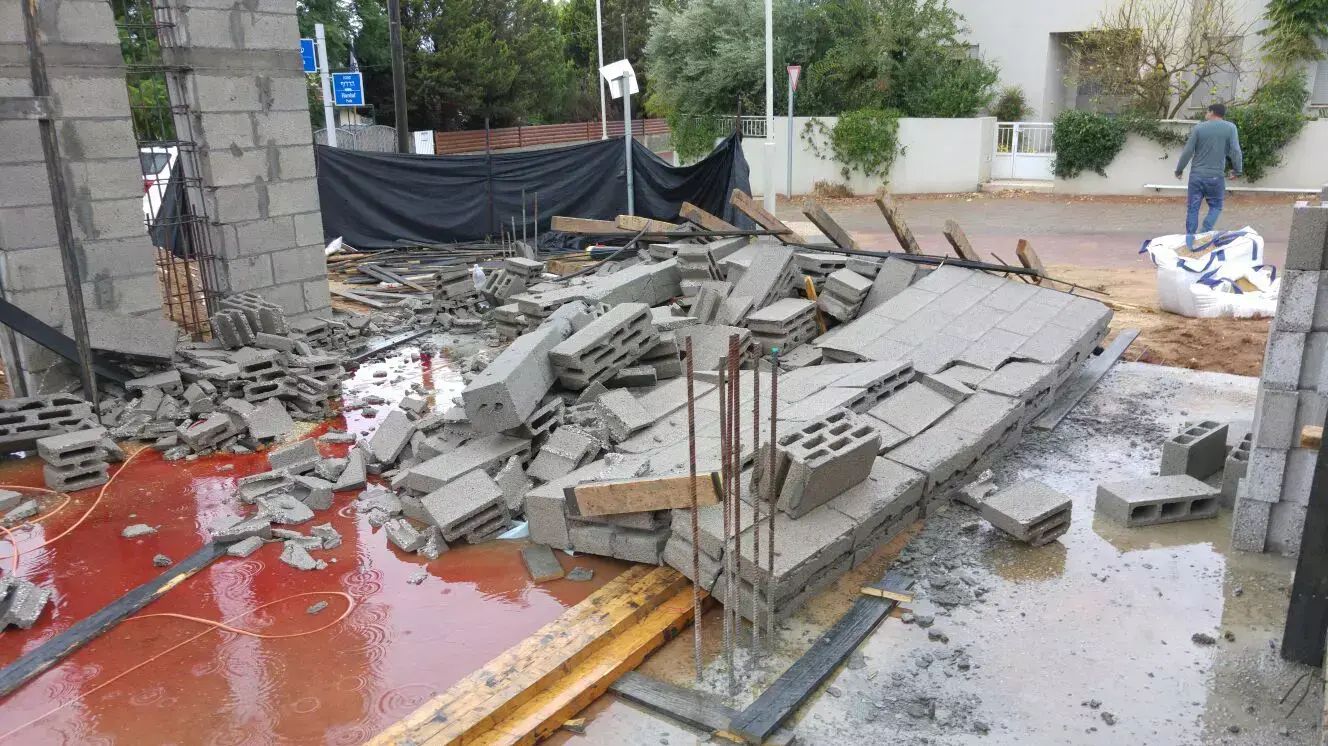 קיר שקרס באתר בנייה בפרדס חנה בעקבות מזג האוויר הסוער. 25 באוקטובר 2015. קיר שקרס באתר בנייה בפרדס חנה בעקבות מזג האוויר הסוער. 25 באוקטובר 2015.