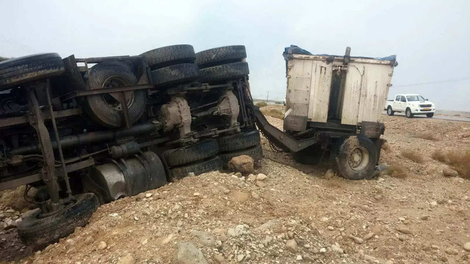 משאית התהפכה בכביש 90 סמוך לנאות הכיכר, 25 באוקטובר 2015 משאית התהפכה בכביש 90 סמוך לנאות הכיכר, 25 באוקטובר 2015