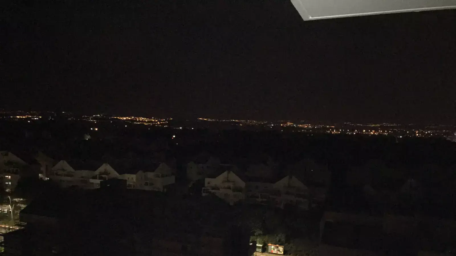 שכונת כפר סבא הירוקה חשוכה בהפסקת חשמל בשל הסופה, אוקטובר 2015 שכונת כפר סבא הירוקה חשוכה בהפסקת חשמל בשל הסופה, אוקטובר 2015