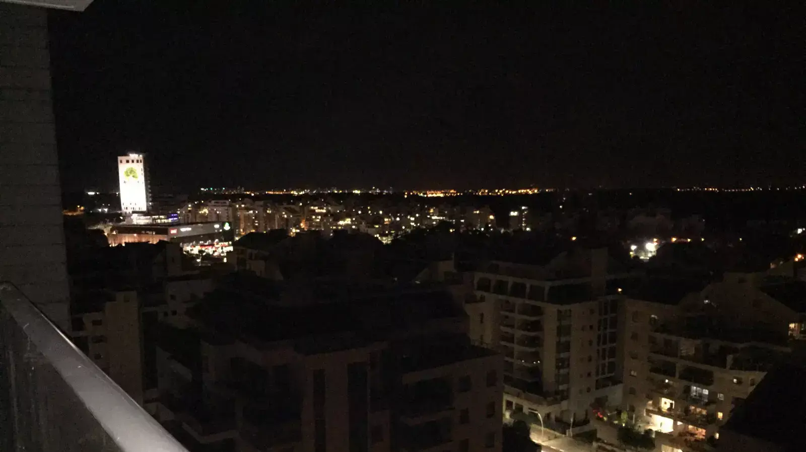 שכונת כפר סבא הירוקה חשוכה בהפסקת חשמל בשל הסופה, אוקטובר 2015 שכונת כפר סבא הירוקה חשוכה בהפסקת חשמל בשל הסופה, אוקטובר 2015