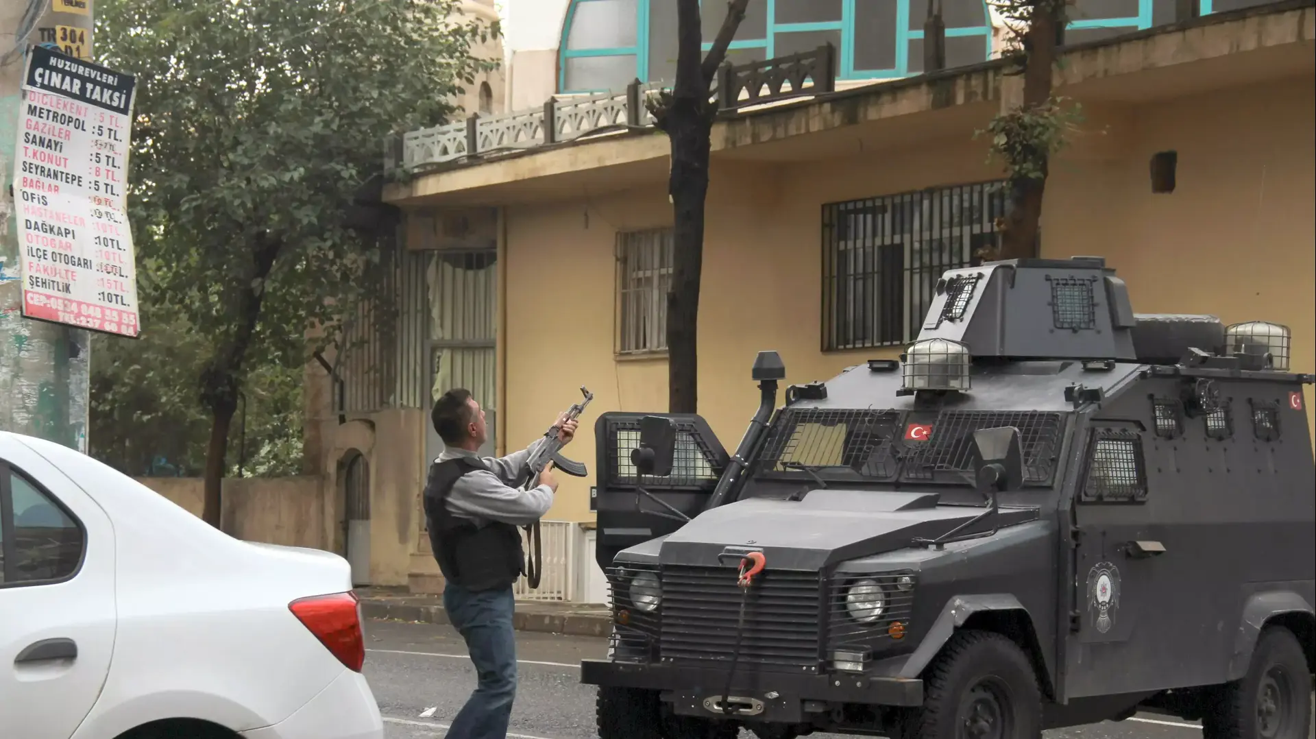 חילופי אש בין כוחות הביטחון הטורקיים ללוחמי דאעש בדיארבקיר, טורקיה, אוקטובר 2015