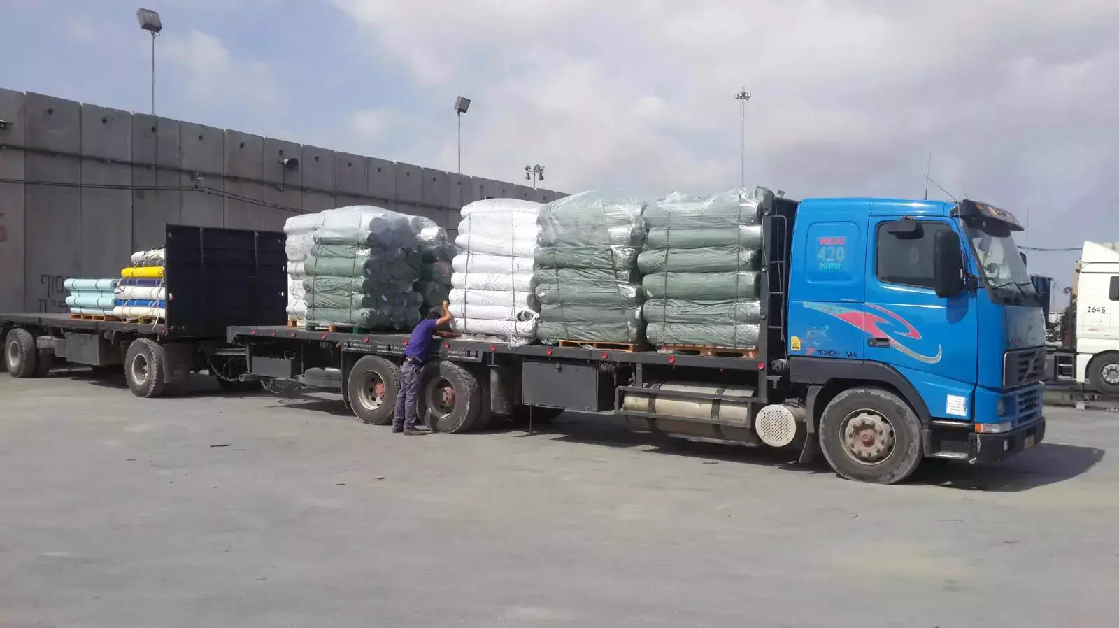 תפיסת בדים מנומרים לייצור מדים לכוחות חמאס ודאעש, מעבר כרם שלום, 26 באוקטובר 2015 תפיסת בדים מנומרים לייצור מדים לכוחות חמאס ודאעש, מעבר כרם שלום, 26 באוקטובר 2015