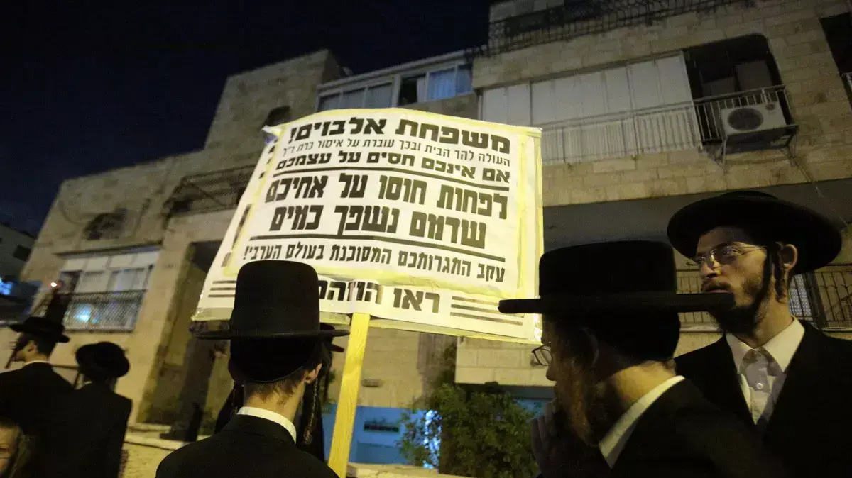 עשרות השתתפו בהפגנה מתחת לבתיהם של משפחת אלבוים בירושלים במחאה נגד העלייה להר הבית עשרות השתתפו בהפגנה מתחת לבתיהם של משפחת אלבוים בירושלים במחאה נגד העלייה להר הבית