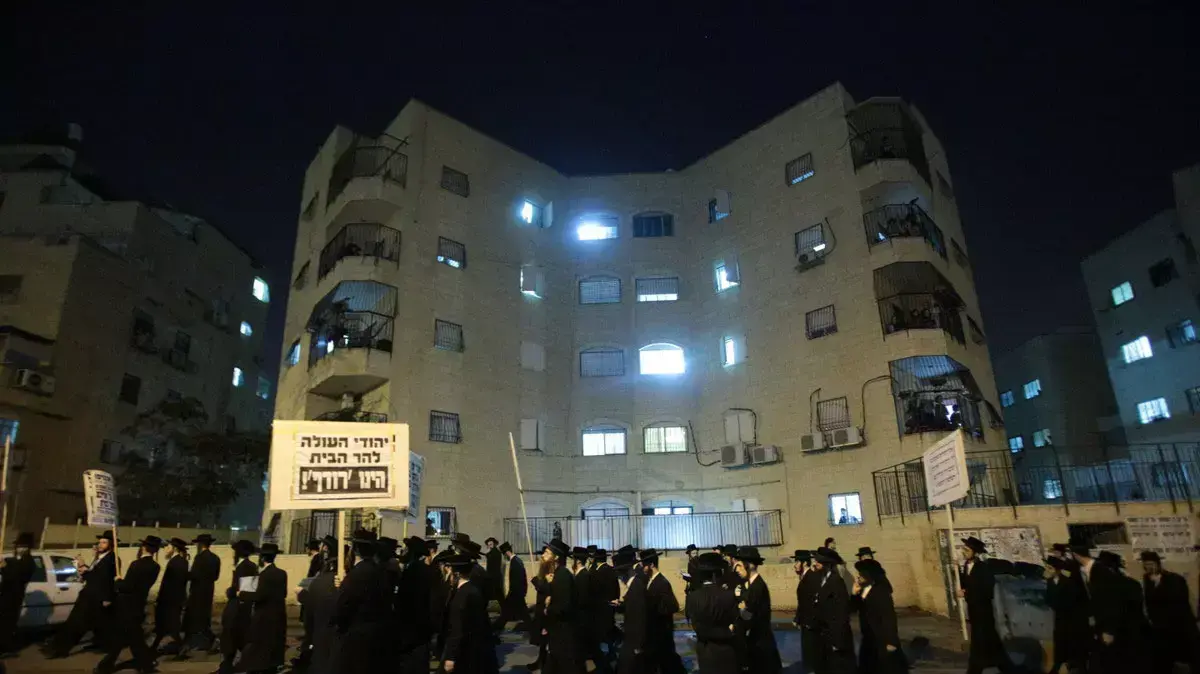 עשרות השתתפו בהפגנה מתחת לבתיהם של משפחת אלבוים בירושלים במחאה נגד העלייה להר הבית עשרות השתתפו בהפגנה מתחת לבתיהם של משפחת אלבוים בירושלים במחאה נגד העלייה להר הבית