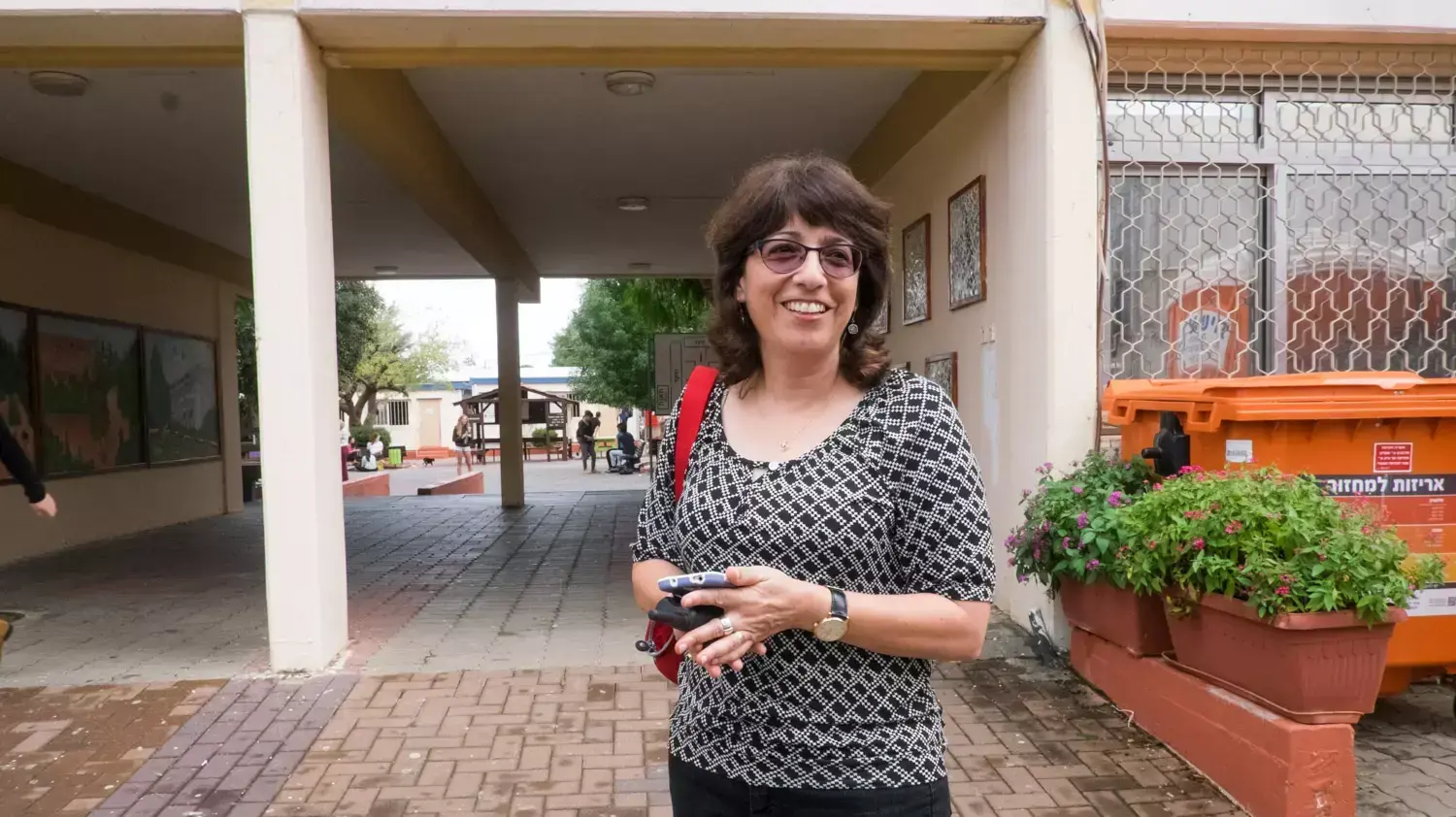 מירב פרידלנדר, מנהלת בית הספר השש שנתי ע"ש עמי אסף בכפר סבא, אוקטובר 2015 מירב פרידלנדר, מנהלת בית הספר השש שנתי ע"ש עמי אסף בכפר סבא, אוקטובר 2015