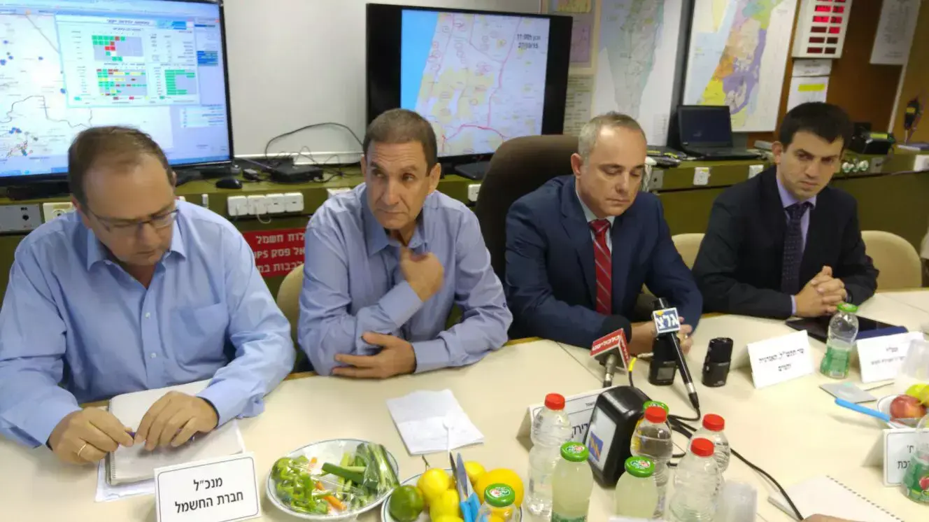 השר יובל שטייניץ בחדר הפיקוח הארצי של חברת החשמל ברמת השרון. אוקטובר 2015 השר יובל שטייניץ בחדר הפיקוח הארצי של חברת החשמל ברמת השרון. אוקטובר 2015