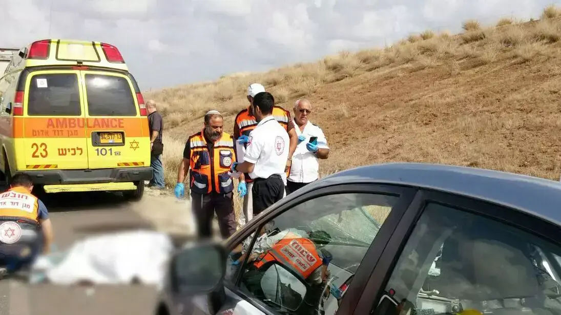 תאונת דרכים בכביש 6 ממחלף קריית גת לכיוון צפון, 28 באוקטובר 2015 תאונת דרכים בכביש 6 ממחלף קריית גת לכיוון צפון, 28 באוקטובר 2015