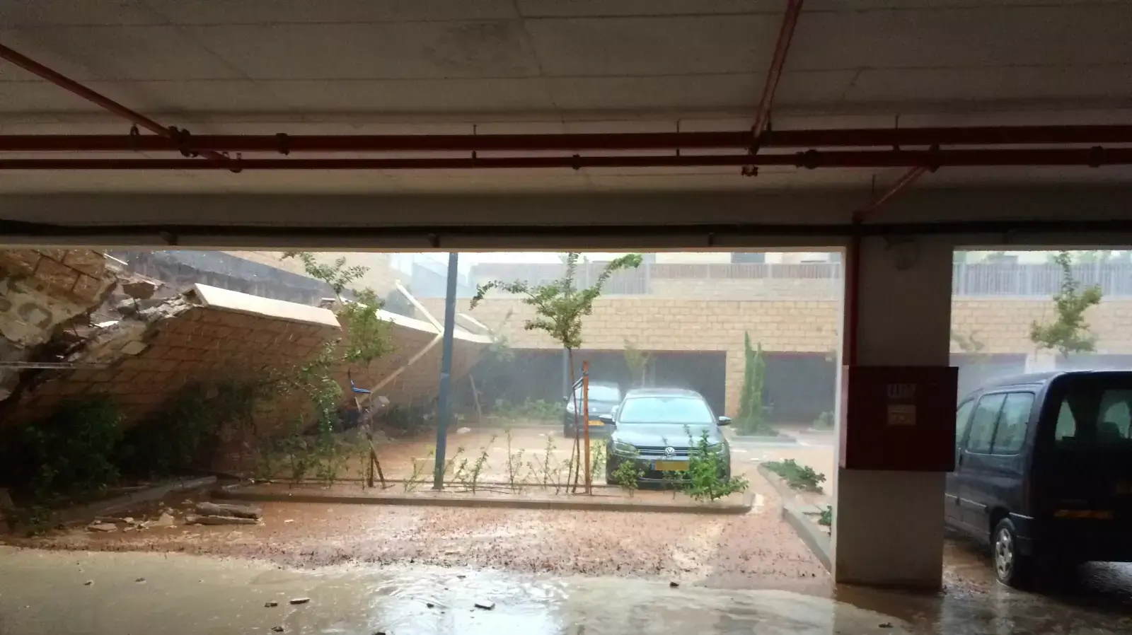 קיר תומך קרס בחניית בניין מגורים, כפר סבא, 28 באוקטובר 2015
