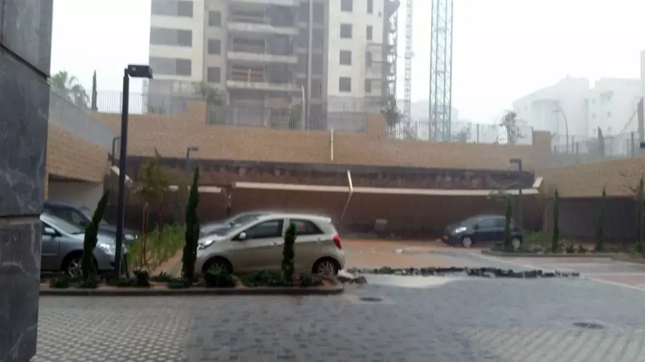 קיר תומך קרס בחניית בניין מגורים, כפר סבא, 28 באוקטובר 2015