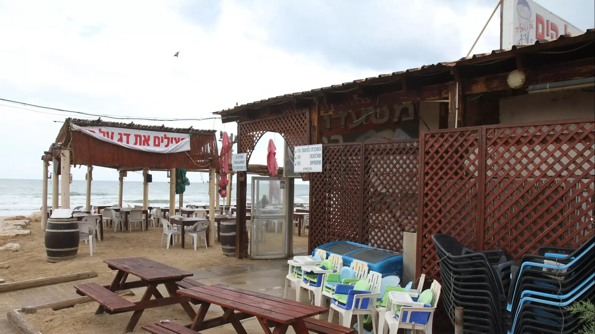 אמציה עמפלי בעלי מסעדת דג על הים בבית ינאי שעומדת להיסגר, אוקטובר 2015 אמציה עמפלי בעלי מסעדת דג על הים בבית ינאי שעומדת להיסגר, אוקטובר 2015