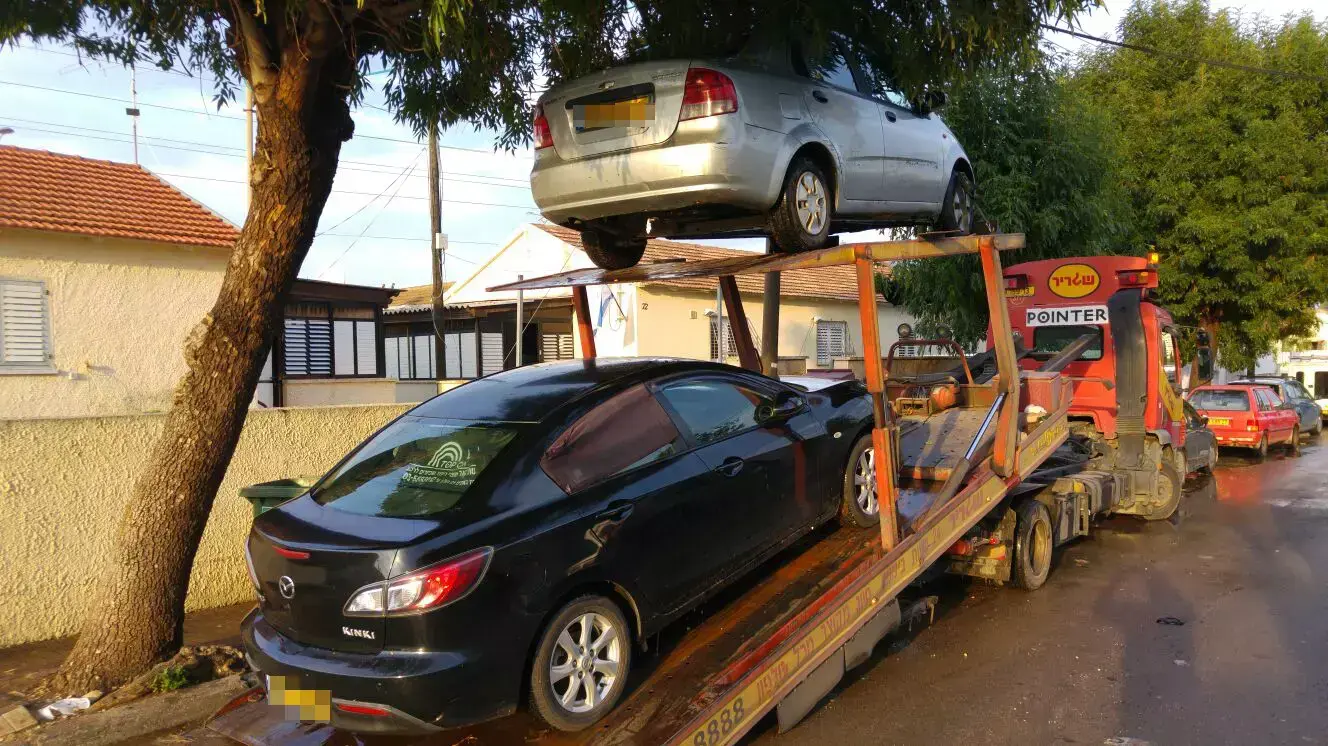 גרר מפנה כלי רכב שהוצפו במים ברחוב כצנלסון שברעננה, אוקטובר 2015