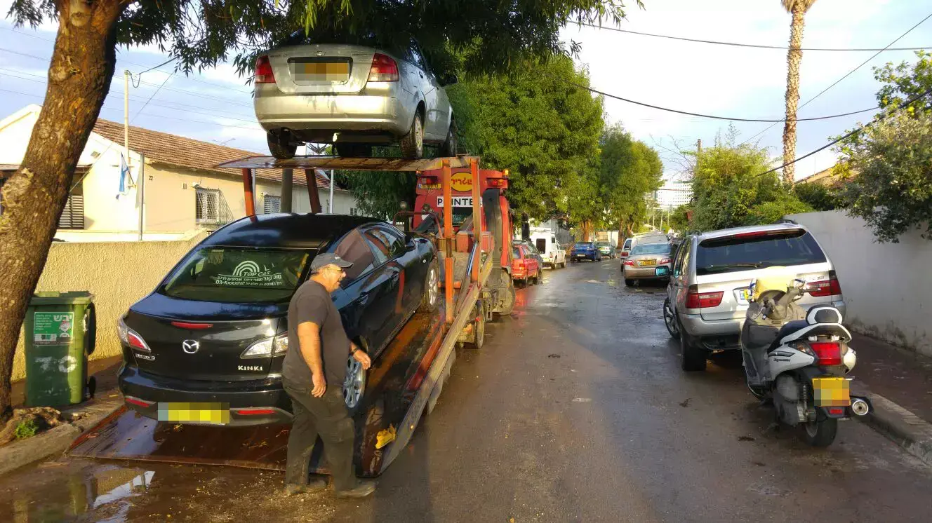 גרר מפנה כלי רכב שהוצפו במים ברחוב כצנלסון שברעננה, אוקטובר 2015