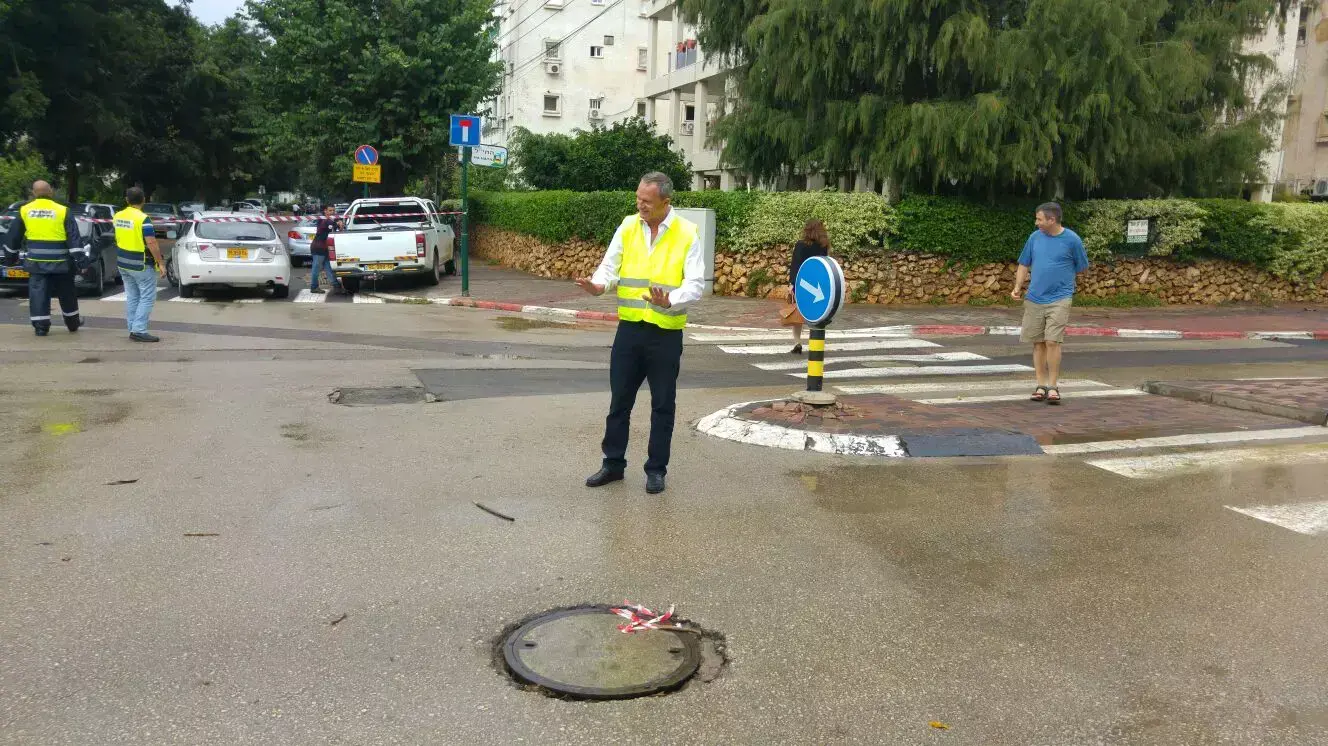 ראש עירית רעננה זאב ביילסקי מכוון תנועה ברחוב החי"ל לאחר הנזקים שגכרם הגשם במקום, אוקטובר 2015 ראש עירית רעננה זאב ביילסקי מכוון תנועה ברחוב החי"ל לאחר הנזקים שגכרם הגשם במקום, אוקטובר 2015