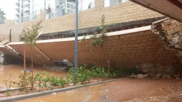 מבנה של גינדי שקרס בשכונה הירוקה, כפר סבא. אוקטובר 2015 מבנה של גינדי שקרס בשכונה הירוקה, כפר סבא. אוקטובר 2015
