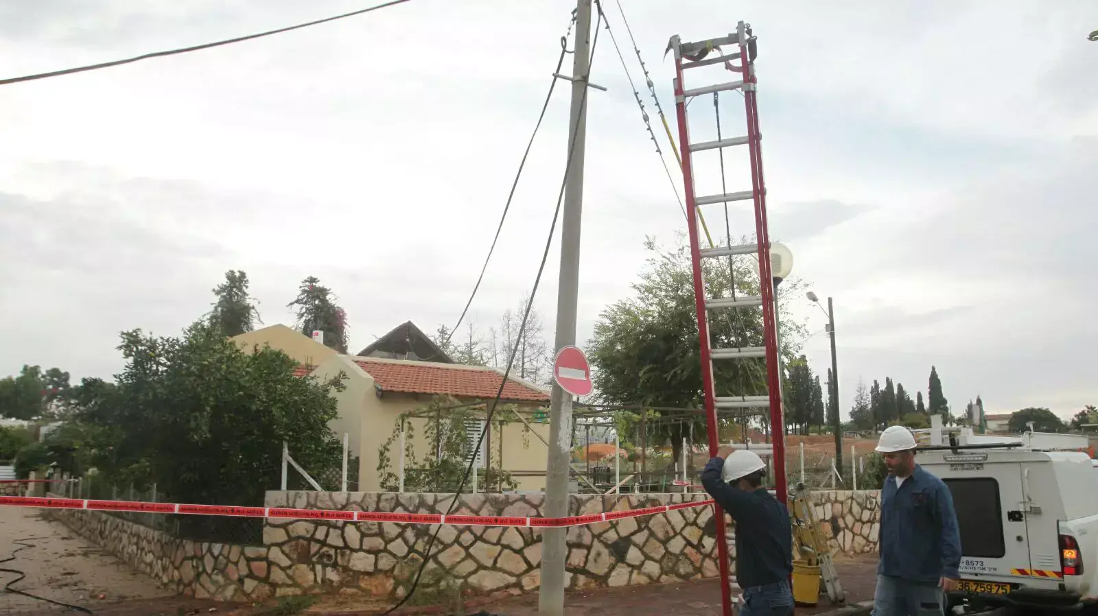 עובדי חברת החשמל מתקנים את הפגיעות ברשת בכפר-סבא. אוקטובר 2015