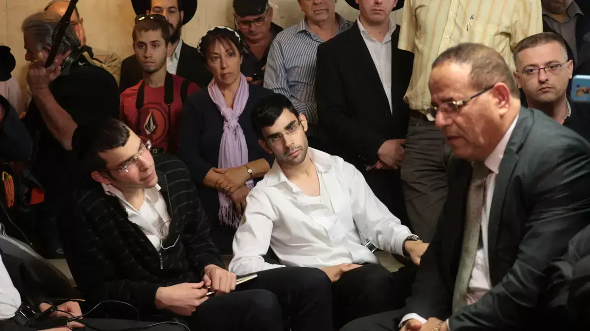 ביקור משפחת קצין המשטרה זידאן סייף בבית משפחת רוטמן. אוקטובר 2015