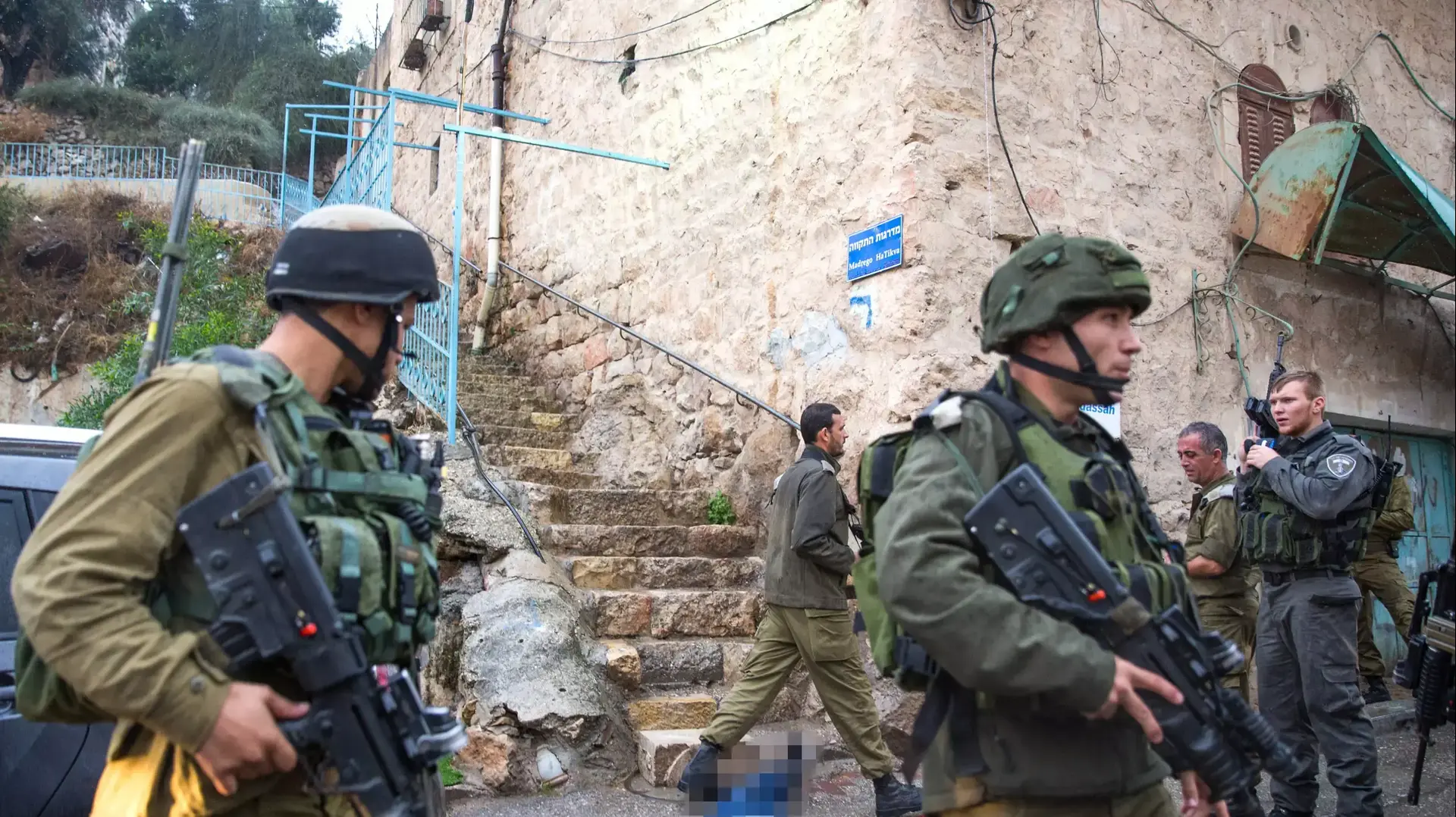 חיילי צה"ל לאחר חיסול מחבל שניסה לבצע פיגוע דקירה בעיר חברון