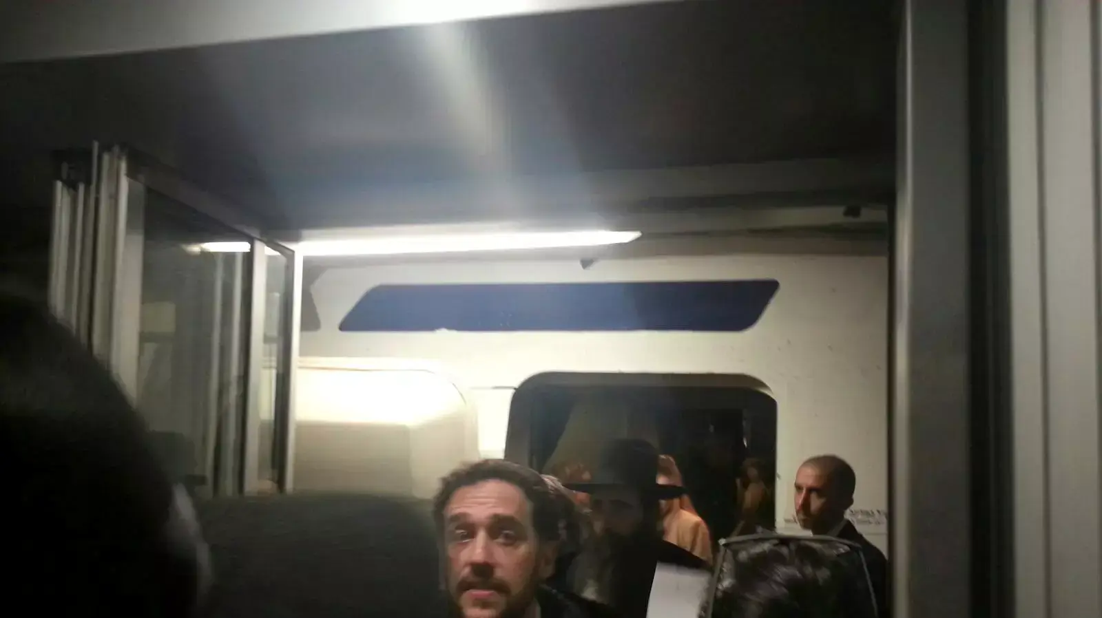 הרב יאשיהו פינטו נחת בנמל התעופה בן גוריון. אוקטובר 2015 הרב יאשיהו פינטו נחת בנמל התעופה בן גוריון. אוקטובר 2015