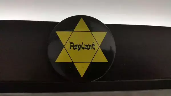 תגובות ברשת לכוונת שר הפנים הבלגי לספק תגי זיהוי למהגרים תגובות ברשת לכוונת שר הפנים הבלגי לספק תגי זיהוי למהגרים
