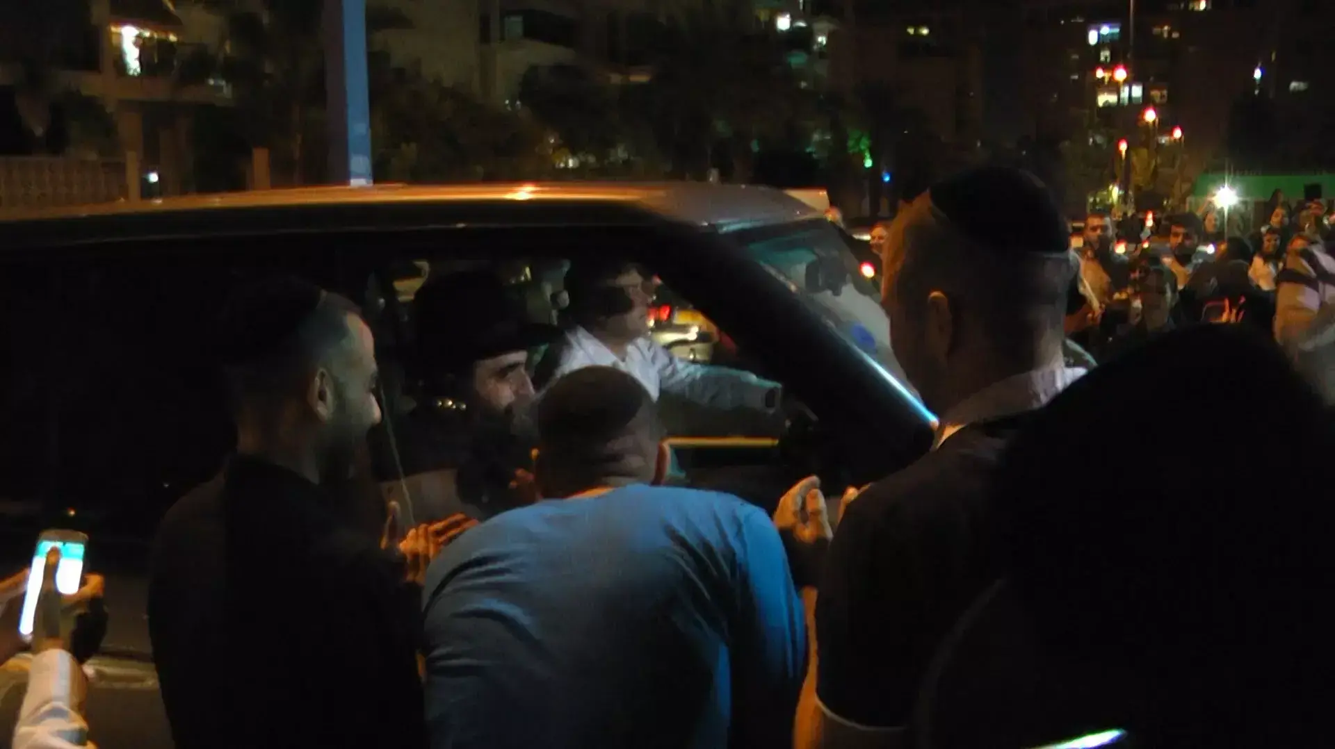 חסידיו של הרב פינטו חוגגים את הגעתו לאשדוד כמה שעות לאחר נחיתתו בארץ חסידיו של הרב פינטו חוגגים את הגעתו לאשדוד כמה שעות לאחר נחיתתו בארץ